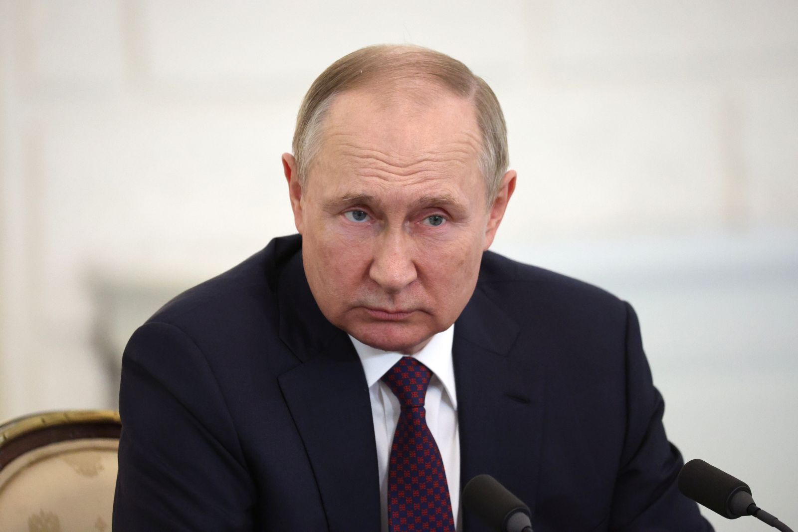 epa10277619 Russian President Vladimir Putin speaks to the media after trilateral talks of leaders of Russia, Armenia and Azerbaijan in the Black sea resort of Sochi, Russia, 31 October 2022.  EPA/SERGEJ BOBYLEV / KREMLIN POOL / SPUTNIK MANDATORY CREDIT