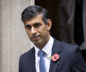 epa10281103 Britain's Prime Minister Rishi Sunak departs his official residence at 10 Downing Street to appear at Prime Minister's Questions (PMQs) at Parliament in London, Britain, 02 November 2022. Sunak announced he will now go to the COP27 climate summit in Egypt after U-turn.  EPA/TOLGA AKMEN