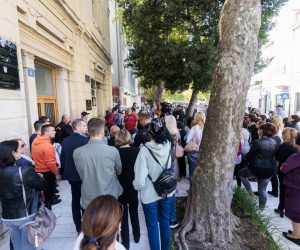 Omiš, 02.11.2022 - Prosvjed radnika omiškog Galeba nakon št oje njihova tvrtka nakon 22 godine na natječaju izgubila koncesiju nad kampom, koju je na novom natječaju dobila tvrtka iz Istre.
foto HINA/ Mario STRMOTIĆ/ ds