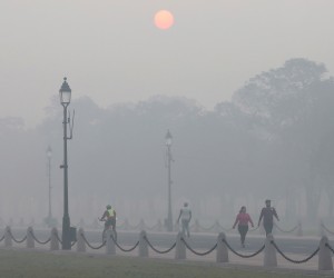 epa10283218 People walk at Rajpath boulevard in New Delhi, as the city is engulfed in heavy smog, India, 03 November 2022. Delhi and National Capital Region's air quality slipped into the 'Severe and Hazardous' category as a result of stubble burning.  EPA/RAJAT GUPTA