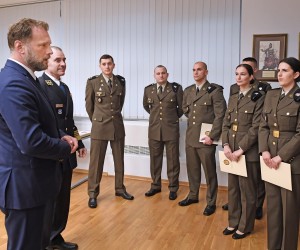 Zagreb, 04.11.2022. - U Ministarstvu obrane uručena su Rješenja o prijmu u djelatnu vojnu službu kadetima 15. i 16. naraštaja koji su na sveučilišnim studijskim programima Vojno inženjerstvo i Vojno vođenje i upravljanje diplomirali u jesenskom roku. foto HINA/ MORH/ J. Kopi/ ml