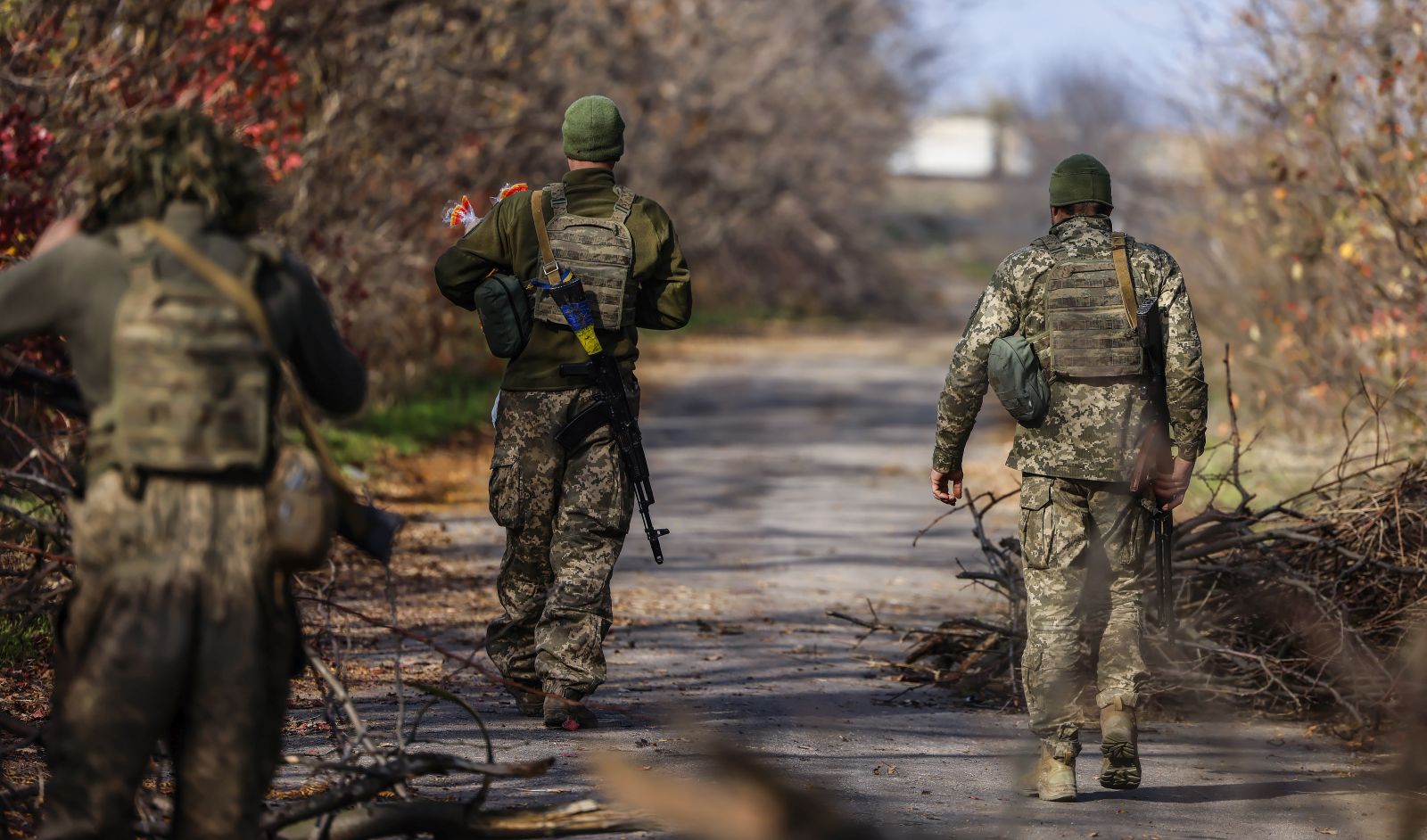 epa10286029 Ukrainian soldiers move along a street in the northern Kherson region, 04 November 2022. The city of Kherson on the Black Sea coast was seized by Russia in the first month after its invasion of Ukraine on 24 February. Now it appears that Russia might be about to give up at least part of it as it prepares defensive lines for the winter. Russian troops on 24 February entered Ukrainian territory, starting a conflict that has provoked destruction and a humanitarian crisis.  EPA/HANNIBAL HANSCHKE