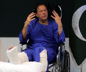 epaselect epa10286351 Imran Khan, former Prime Minister and head of political party Pakistan Tehrik-e-Insaf, talks with journalists at Shaukat Khanum hospital where he was admitted after suffering a gunshot wound the day before near Wazirabad, in Lahore, Pakistan, 04 November 2022. Khan suffered a gunshot wound on 03 November after an unidentified attacker opened fire on a crowded rally led by the politician in Wazirabad, officials said. The former prime minister was leading a long march from Lahore to the capital Islamabad to pressure the government for early elections in the country.  EPA/RAHAT DAR