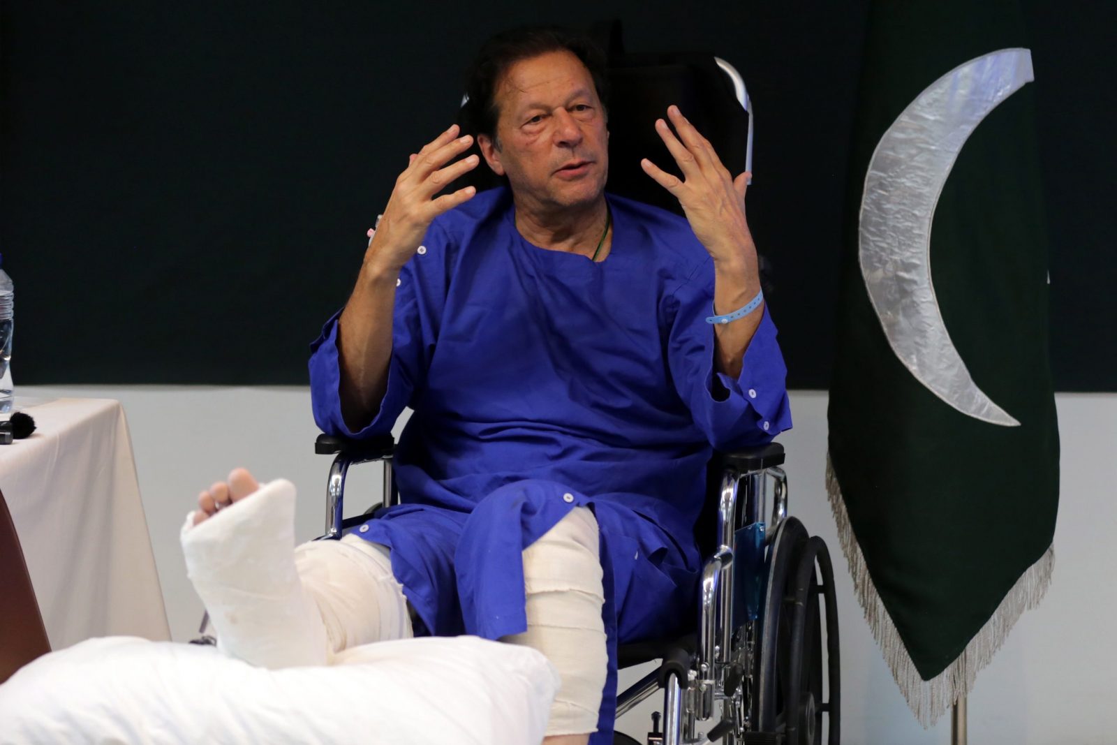 epaselect epa10286351 Imran Khan, former Prime Minister and head of political party Pakistan Tehrik-e-Insaf, talks with journalists at Shaukat Khanum hospital where he was admitted after suffering a gunshot wound the day before near Wazirabad, in Lahore, Pakistan, 04 November 2022. Khan suffered a gunshot wound on 03 November after an unidentified attacker opened fire on a crowded rally led by the politician in Wazirabad, officials said. The former prime minister was leading a long march from Lahore to the capital Islamabad to pressure the government for early elections in the country.  EPA/RAHAT DAR