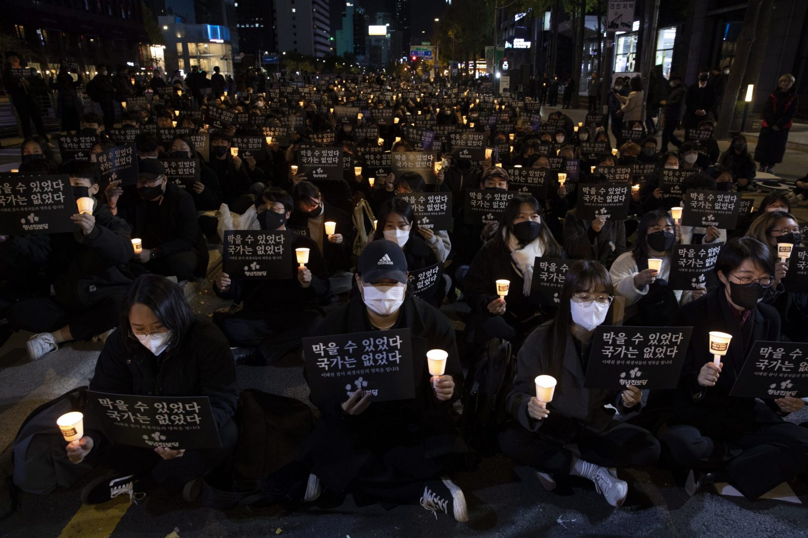 epa10287542 People attend a candlelight vigil for the victims of the Seoul Halloween stampede, in Seoul, South Korea, 05 November 2022. Some 20,000 people gathered to demand the punishment of those responsible within the government. At least 156 people died following a deadly stampede that occurred during Halloween celebrations in the Itaewon district of Seoul on 29 October.  EPA/JEON HEON-KYUN