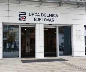 Bjelovar, 05.11.2022. - Predsjednik Vlade Andrej Plenković, predsjednik Hrvatskog sabora Gordan Jandroković i ministar zdravstva Vili Beroš u Bjelovaru su se sastali s predstavnicima Opće bolnice Bjelovar te obišli novoizgrađenu zgradu bolnice. Na sastanku u novoj zgradi Opće bolnice sudjelovali su i bjelovarsko-bilogorski župan Marko Marušić i gradonačelnik Bjelovara Dario Hrebak. Po završetku obilaska dane su izjave za medije. Na fotografiji zgrada, natpis, Opća bolnica Bjelovar.
foto HINA/ Igor KOKORUŠ/ ml