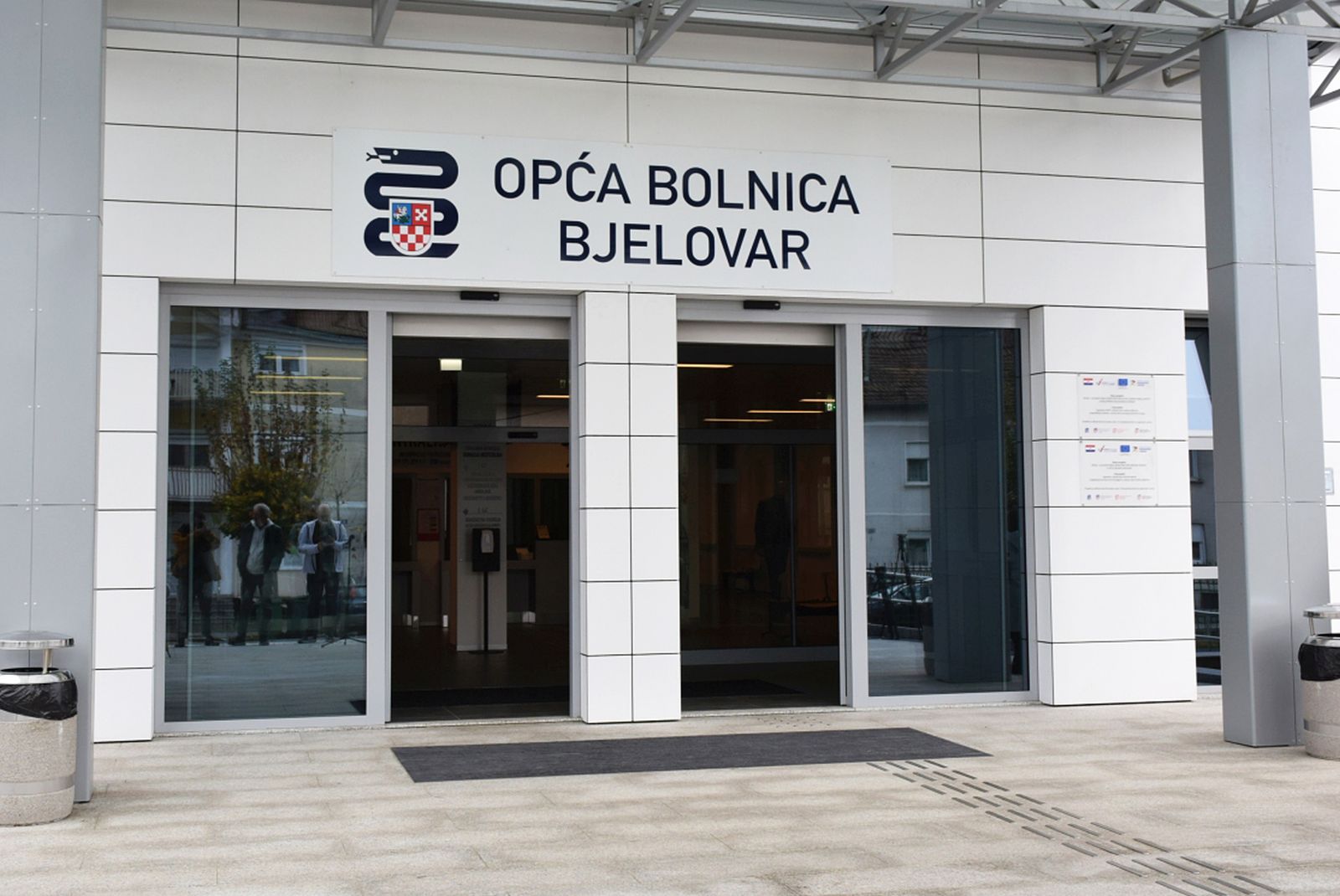 Bjelovar, 05.11.2022. - Predsjednik Vlade Andrej Plenković, predsjednik Hrvatskog sabora Gordan Jandroković i ministar zdravstva Vili Beroš u Bjelovaru su se sastali s predstavnicima Opće bolnice Bjelovar te obišli novoizgrađenu zgradu bolnice. Na sastanku u novoj zgradi Opće bolnice sudjelovali su i bjelovarsko-bilogorski župan Marko Marušić i gradonačelnik Bjelovara Dario Hrebak. Po završetku obilaska dane su izjave za medije. Na fotografiji zgrada, natpis, Opća bolnica Bjelovar.
foto HINA/ Igor KOKORUŠ/ ml