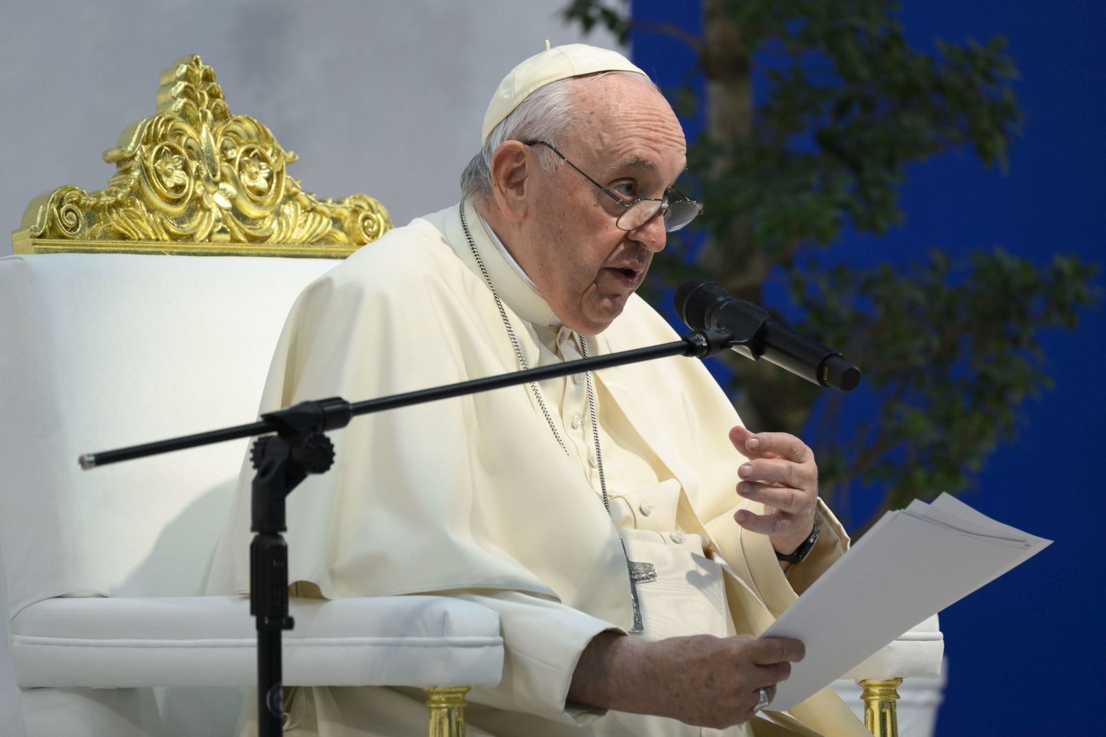 epa10288174 A handout picture provided by the Vatican Media shows Pope Francis during the meeting with young people at the school of the Sacred Heart, Bahrain, 05 November 2022.  EPA/VATICAN MEDIA HANDOUT  HANDOUT EDITORIAL USE ONLY/NO SALES