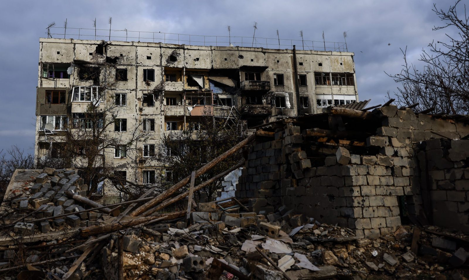 epa10290287 A destroyed residential building in Arkhanhelske, in the northern Kherson region, 06 November 2022. The city of Kherson on the Black Sea coast was seized by Russia in the first month after its invasion of Ukraine on 24 February. Now it appears that Russia might be about to give up at least part of it as it prepares defensive lines for the winter.  EPA/HANNIBAL HANSCHKE