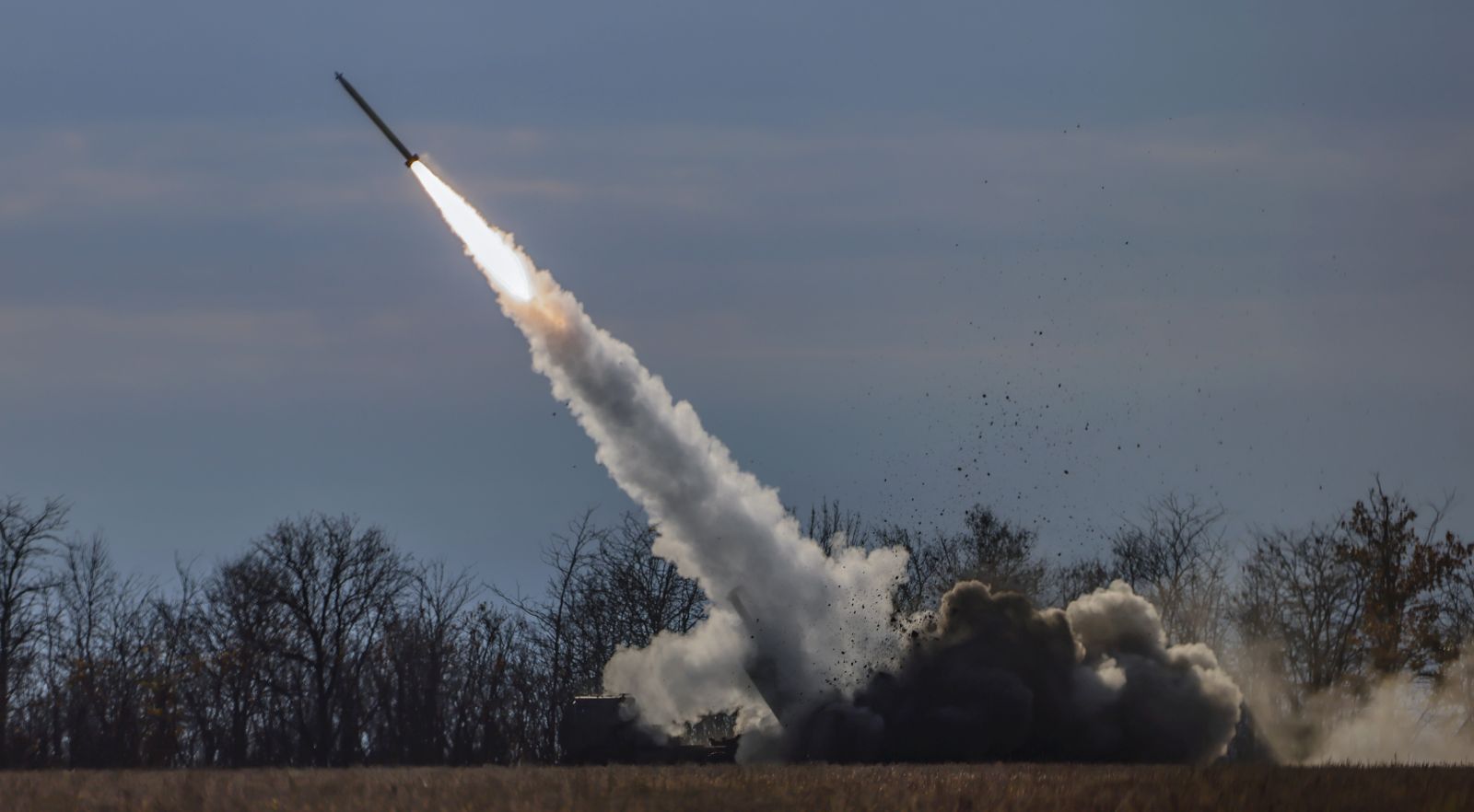epa10292420 A High Mobility Artillery Rocket System (HIMARS) of Ukrainian army fires close to the frontline at the northern Kherson region, Ukraine, 05 November 2022 (issued 07 November 2022). Russian troops on 24 February entered Ukrainian territory, starting a conflict that has provoked destruction and a humanitarian crisis.  EPA/HANNIBAL HANSCHKE