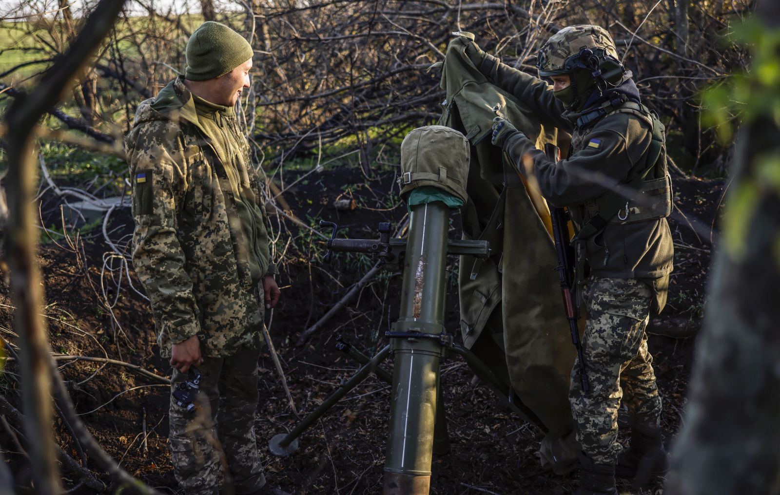 epa10292396 Ukrainian serviceman hide a mortar at the frontline at the northern Kherson region, Ukraine, 07 November 2022. Russian troops on 24 February entered Ukrainian territory, starting a conflict that has provoked destruction and a humanitarian crisis.  EPA/HANNIBAL HANSCHKE