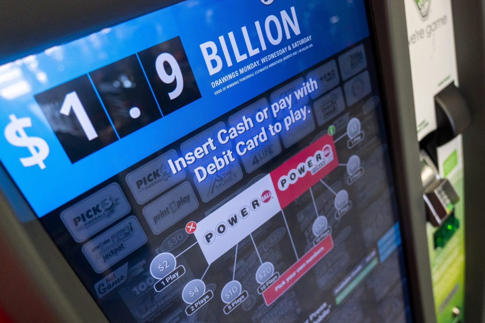 epa10292725 A lottery game machine displays the 1.9 billion USD Powerball prize at the Casa Laundromat in Alexandria, Virginia, USA, 07 November 2022. The Powerball jackpot has reached 1.9 billion dollars, the largest jackpot of a national lottery in history, with the next drawing set for 07 November. A potential winner has a lump-sum option of an estimated 929.1 million US dollars.  EPA/SHAWN THEW