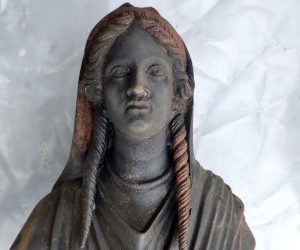 epa10293567 A handout photo made available by the University for Foreigners of Siena (Universita per Stranieri di Siena) shows a female statue found during the discovery of a votive deposit in the excavations of San Casciano dei Bagni, Tuscany, Italy, 07 November 2022 (issued 08 November 2022). Protected for 2,300 years from the mud and boiling water of the sacred basins, a never-before-seen votive deposit has re-emerged from the excavations of San Casciano dei Bagni, in Tuscany, with over 24 bronze statues of refined workmanship, five of which almost one meter high, all intact and in good condition.  EPA/JACOPO TABOLLI / Universita per Stranieri di Siena / HANDOUT  HANDOUT EDITORIAL USE ONLY/NO SALES