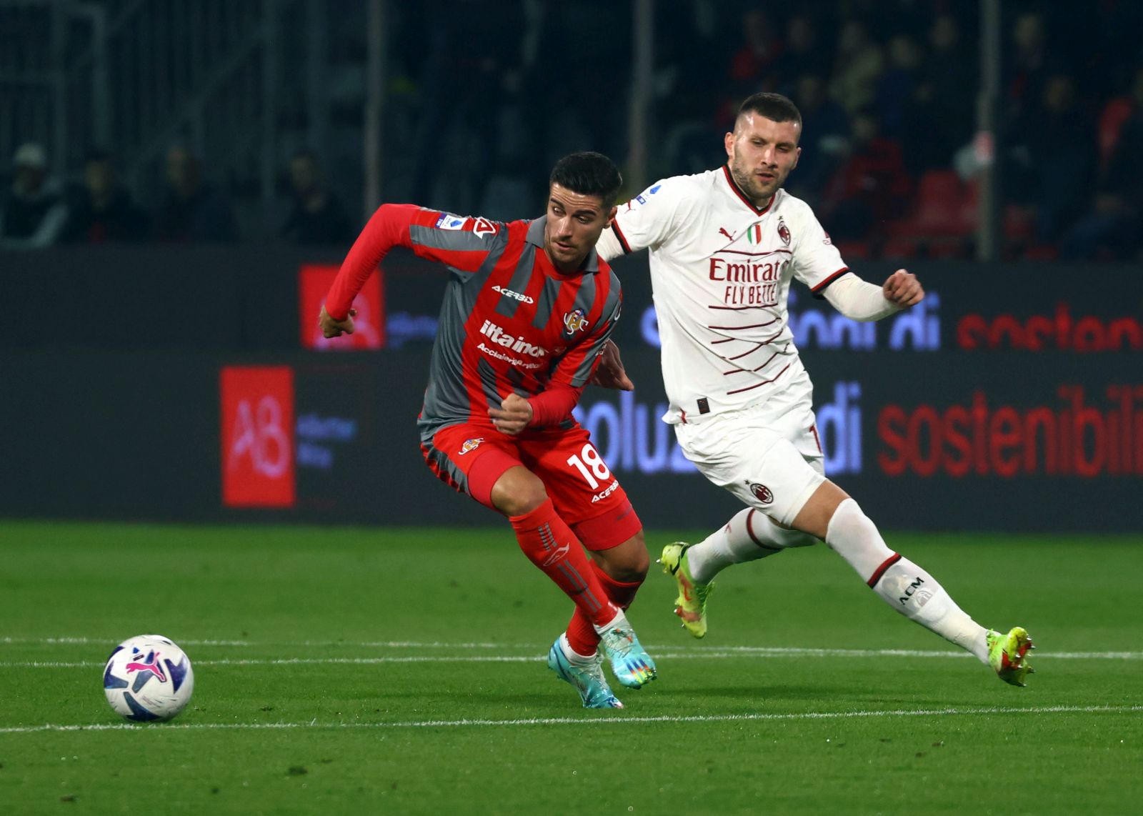 epa10294665 Cremonese's Paolo Ghiglione (L) and Milan's Ante Rebic (R) in action during the Italian Serie A soccer match US Cremonese vs AC Milan in Cremona, Italy, 08 November 2022.  EPA/SIMONE VENEZIA