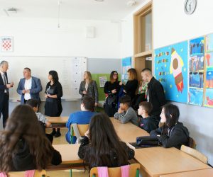 Èakovec, 9.11.2022.- U Osnovnoj koli Orehovica u Meðimurskoj upaniji u srijedu je predstavljen Model C nastave jezika i kulture romske nacionalne manjine, koji ta kola provodi meðu prvima u Hrvatskoj, a u koji je trenutno ukljuèeno tridesetero djece u tri uèenièke skupine. 
foto HINA/ Sinia Kalajdija/ ua