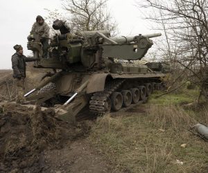 epa10296502 Ukrainian servicemen operate with the self-propelled 203mm cannon 'Pion' on their position in Kherson area, Ukraine, 09 November 2022 amid the Russian invasion. Russian troops on 24 February entered Ukrainian territory, starting a conflict that has provoked destruction and a humanitarian crisis.  EPA/STANISLAV KOZLIUK