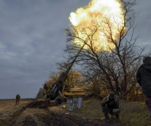 epaselect epa10296493 Ukrainian servicemen shoot from a self-propelled 203mm cannon 'Pion' on their position in Kherson area, Ukraine, 09 November 2022 amid the Russian invasion. Russian troops on 24 February entered Ukrainian territory, starting a conflict that has provoked destruction and a humanitarian crisis.  EPA/STANISLAV KOZLIUK