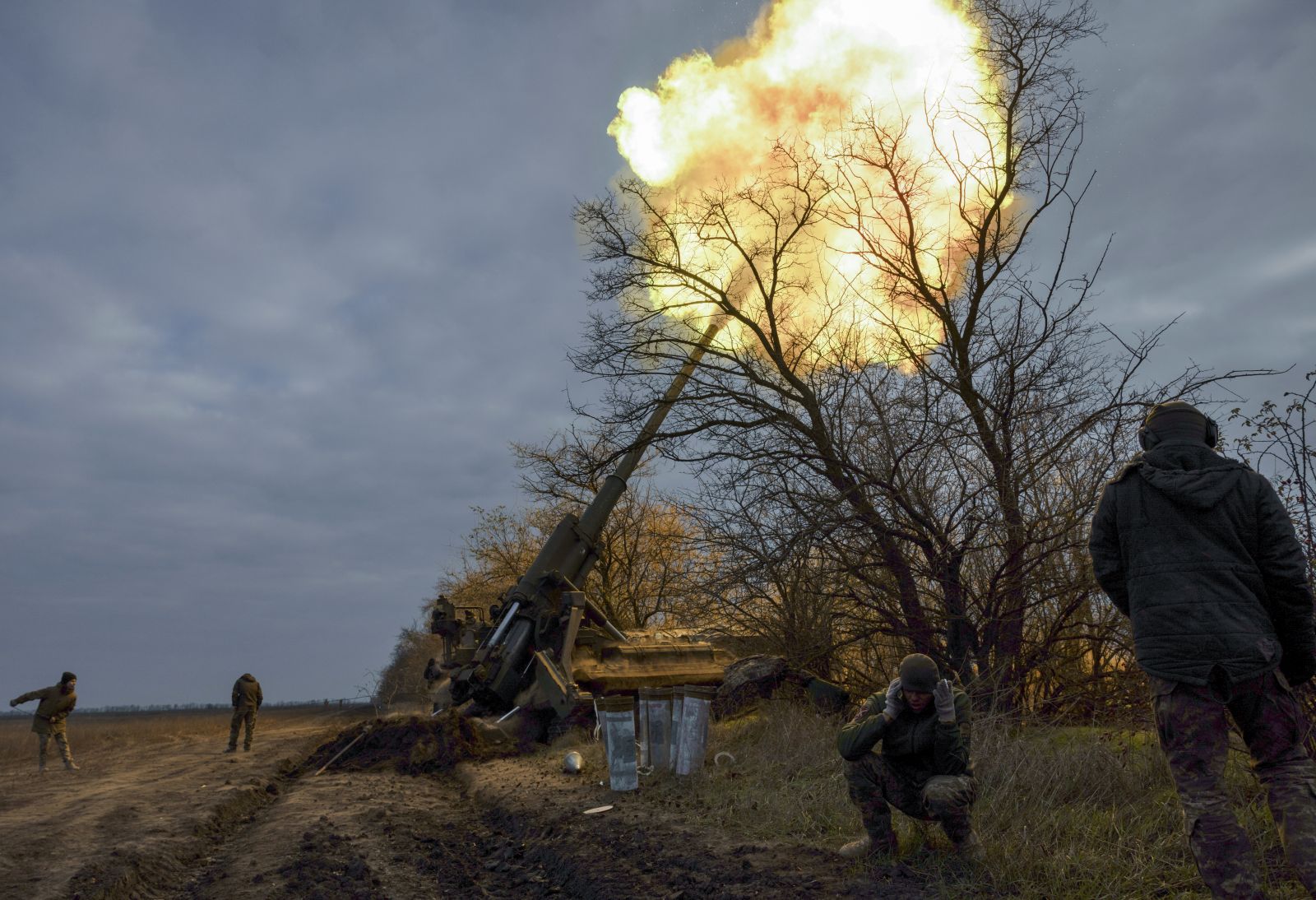 epaselect epa10296493 Ukrainian servicemen shoot from a self-propelled 203mm cannon 'Pion' on their position in Kherson area, Ukraine, 09 November 2022 amid the Russian invasion. Russian troops on 24 February entered Ukrainian territory, starting a conflict that has provoked destruction and a humanitarian crisis.  EPA/STANISLAV KOZLIUK