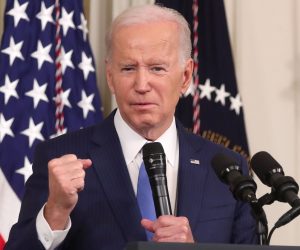 epa10297120 US President Joe Biden delivers remarks and takes questions in the State Dining Room at The White House in Washington, DC, USA, 09 November 2022.  EPA/MICHAEL REYNOLDS