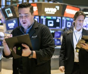 epa10298372 Traders working on the floor of the New York Stock Exchange in New York, New York, USA, 10 November 2022. The Dow Jones industrial average was up nearly 2.5 percent in early trading after Consumer Price Index data released showed inflation rising slower than expected.  EPA/JUSTIN LANE