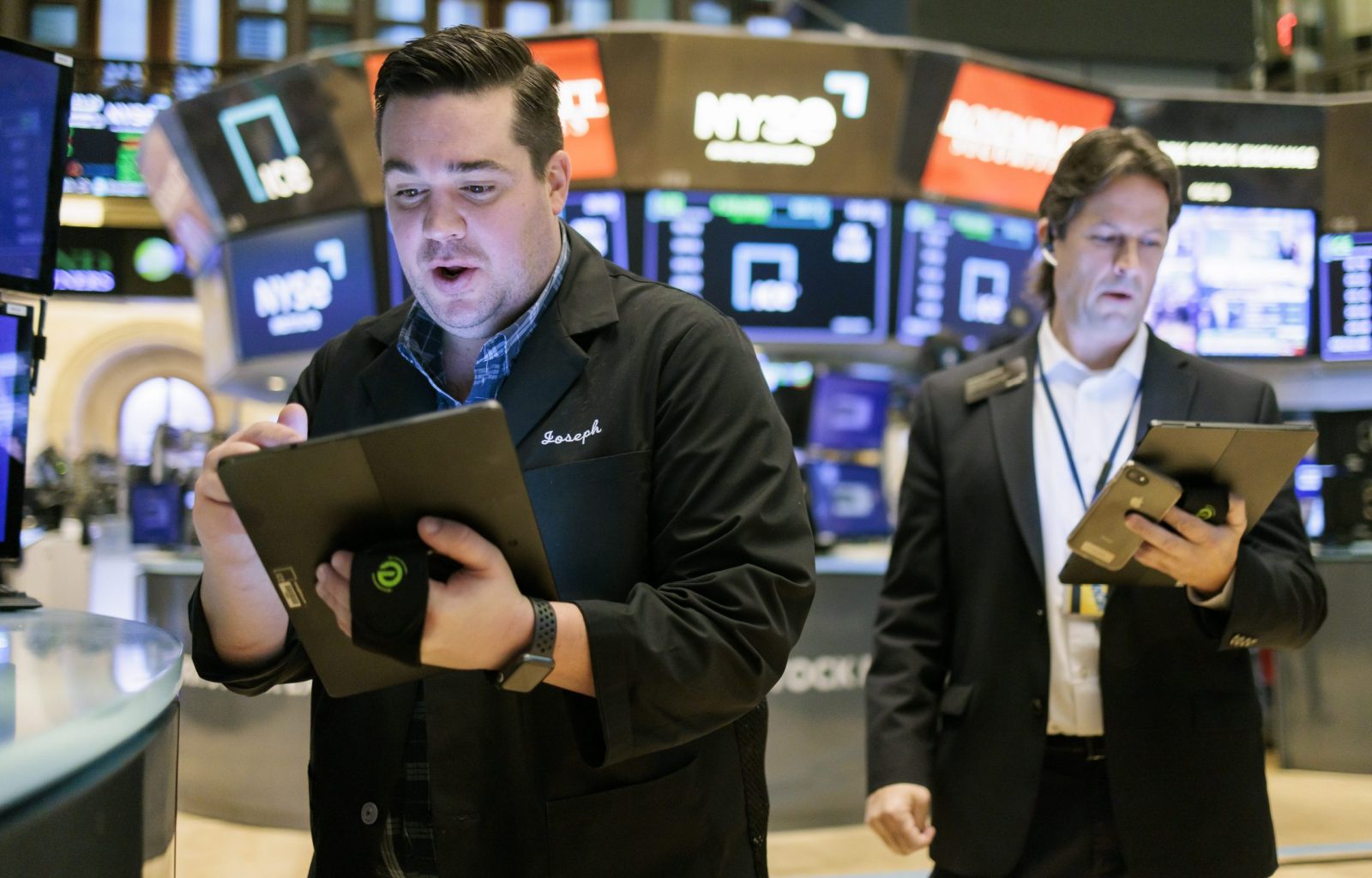 epa10298372 Traders working on the floor of the New York Stock Exchange in New York, New York, USA, 10 November 2022. The Dow Jones industrial average was up nearly 2.5 percent in early trading after Consumer Price Index data released showed inflation rising slower than expected.  EPA/JUSTIN LANE