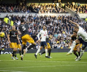 epa10301906 Tottenham's Harry Kane (R) scores the 1-1 equalizer during the English Premier League soccer match between Tottenham Hotspur and Leeds United in London, Britain, 12 November 2022.  EPA/TOLGA AKMEN EDITORIAL USE ONLY. No use with unauthorized audio, video, data, fixture lists, club/league logos or 'live' services. Online in-match use limited to 120 images, no video emulation. No use in betting, games or single club/league/player publications
