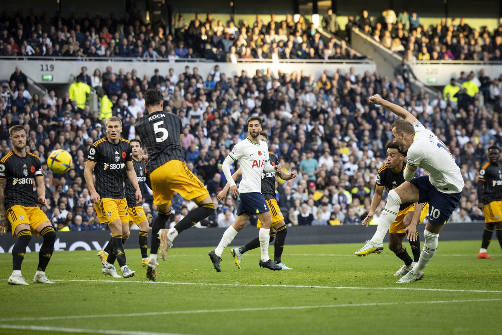 epa10301906 Tottenham's Harry Kane (R) scores the 1-1 equalizer during the English Premier League soccer match between Tottenham Hotspur and Leeds United in London, Britain, 12 November 2022.  EPA/TOLGA AKMEN EDITORIAL USE ONLY. No use with unauthorized audio, video, data, fixture lists, club/league logos or 'live' services. Online in-match use limited to 120 images, no video emulation. No use in betting, games or single club/league/player publications