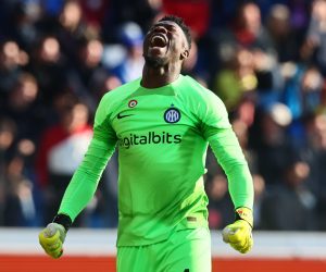 epa10303585 Inter’s Andre Onana celebrates victory during the Italian Serie A soccer match Atalanta BC vs F.C. Internazionale at the Gewiss Stadium in Bergamo, Italy, 13 November 2022.  EPA/PAOLO MAGNI