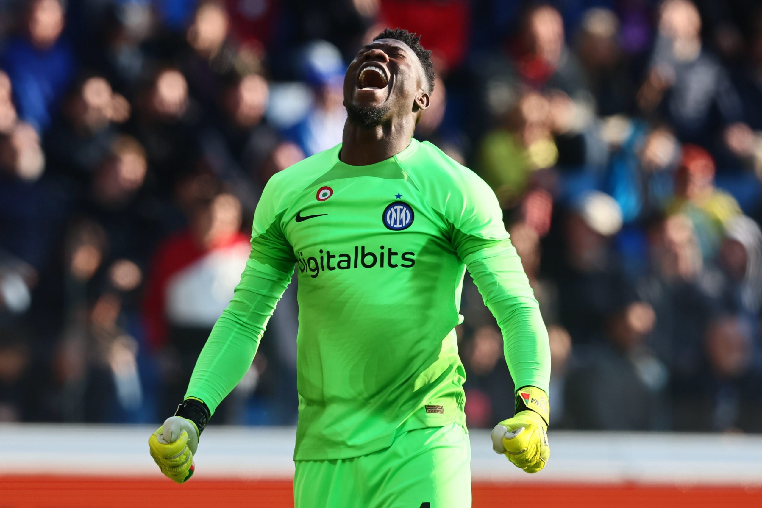 epa10303585 Inter’s Andre Onana celebrates victory during the Italian Serie A soccer match Atalanta BC vs F.C. Internazionale at the Gewiss Stadium in Bergamo, Italy, 13 November 2022.  EPA/PAOLO MAGNI