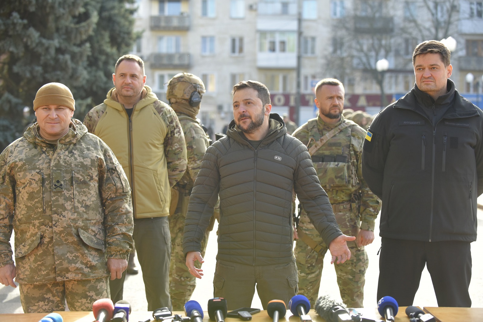 epa10305076 Ukrainian President Volodymyr Zelensky (C) speaks to the press during a visit to the recaptured city of Kherson, Ukraine, 14 November 2022. Ukrainian troops entered Kherson on 11 November after Russian troops had withdrawn from the city. Kherson was captured in the early stage of the conflict, shortly after Russian troops had entered Ukraine in February 2022.  EPA/OLEG PETRASYUK