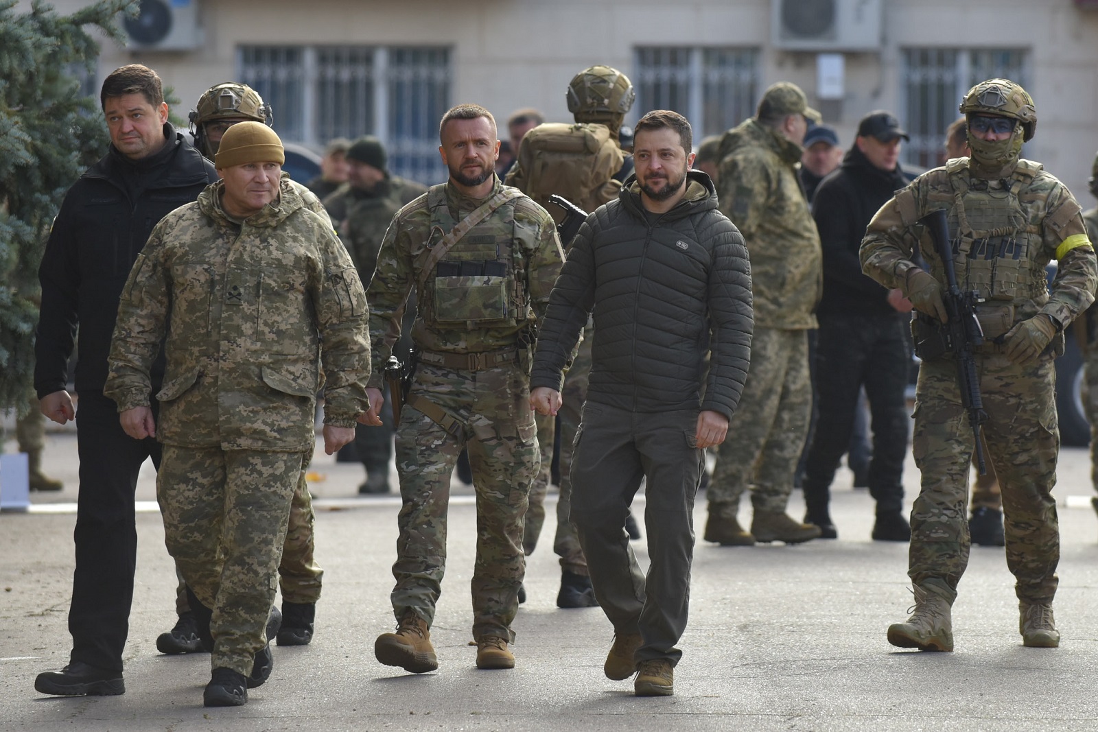 epa10305074 Ukrainian President Volodymyr Zelensky (4-L, front) visits the recaptured city of Kherson, Ukraine, 14 November 2022. Ukrainian troops entered Kherson on 11 November after Russian troops had withdrawn from the city. Kherson was captured in the early stage of the conflict, shortly after Russian troops had entered Ukraine in February 2022.  EPA/OLEG PETRASYUK