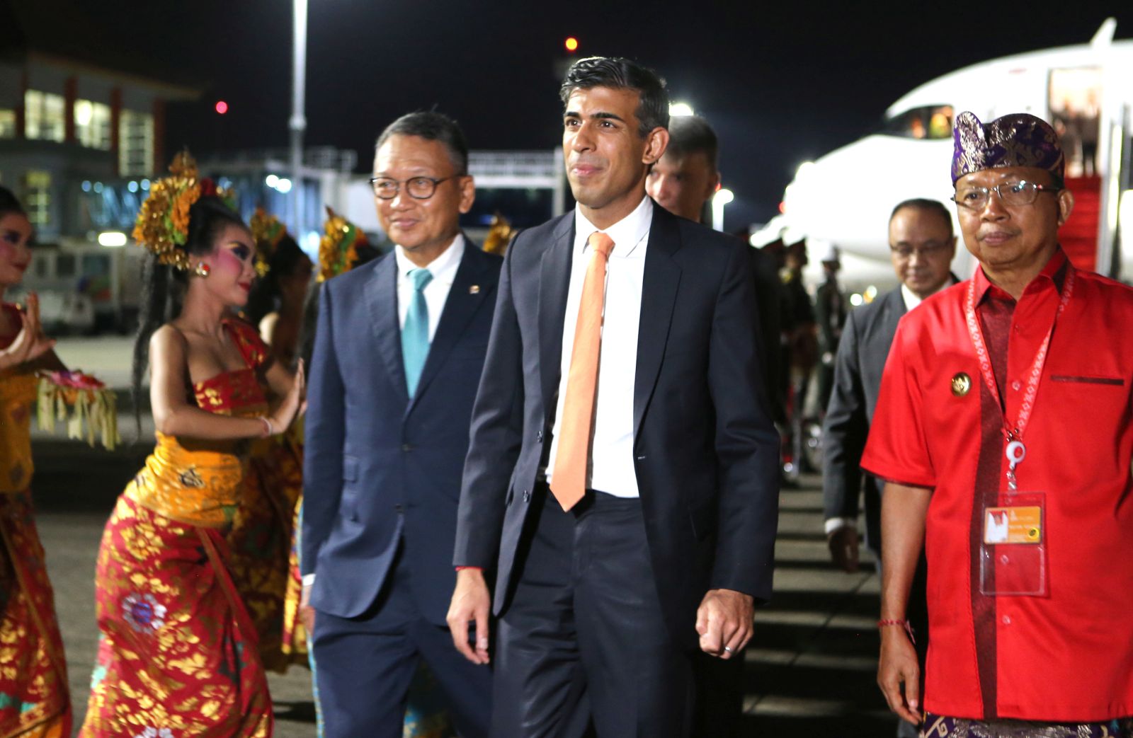 epa10305206 British Prime Minister Rishi Sunak (C) arrives at Ngurah Rai International Airport ahead of the G20 Summit in Bali, Indonesia, 14 November 2022. The 17th Group of Twenty (G20) Heads of State and Government Summit will be held in Bali from 15 to 16 November 2022.  EPA/FIRDIA LISNAWATI / POOL