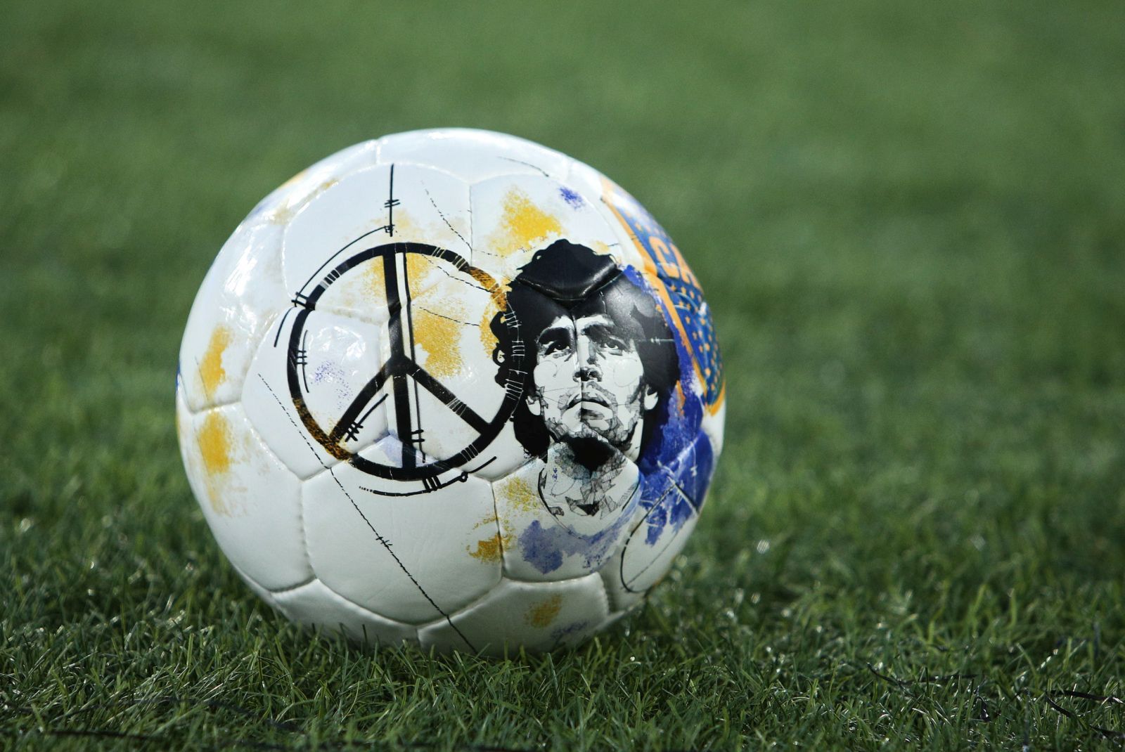 epa10305868 The official match ball with a portrait of late Argentinian player Diego Armando Maradona prior a tribute match in memory of late Argentinian player Diego Armando Maradona at the Olimpico stadium in Rome, Italy, 14 November 2022.  EPA/FEDERICO PROIETTI