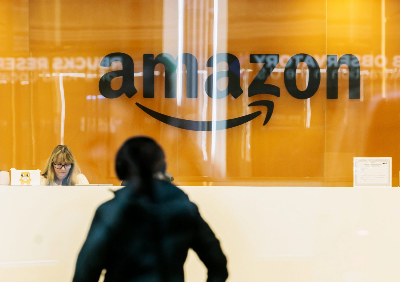 epa10306013 An entrance to Amazon offices in New York, New York, USA, 14 November 2022. The company reportedly has plans to lay-off 10,000 employees, the largest workforce reduction in the company’s history.  EPA/JUSTIN LANE