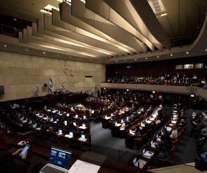 epa10307148 Israeli lawmakers attend the swearing-in ceremony of the new Israeli government, the 25th Knesset in Jerusalem, 15 November 2022.  EPA/MAYA ALLERUZZO / POOL
