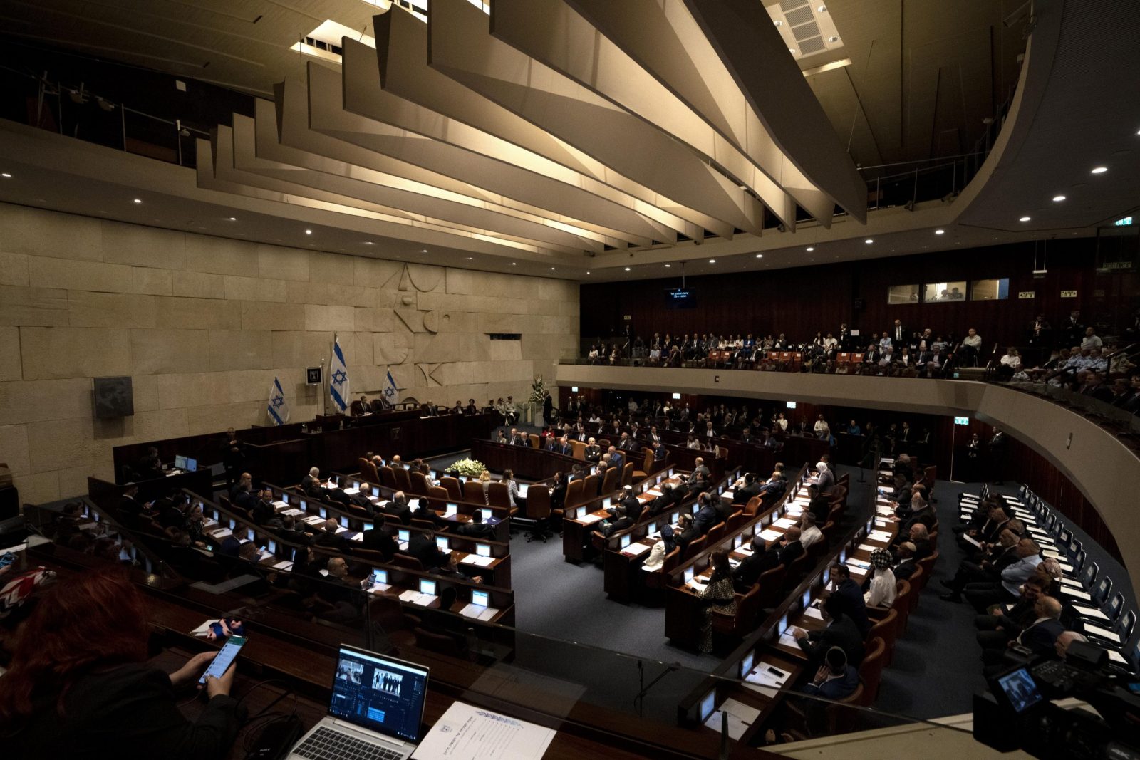 epa10307148 Israeli lawmakers attend the swearing-in ceremony of the new Israeli government, the 25th Knesset in Jerusalem, 15 November 2022.  EPA/MAYA ALLERUZZO / POOL