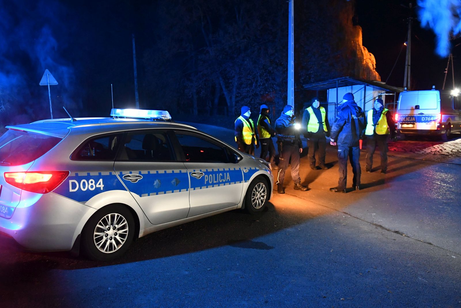 epa10307622 Polish police officers patrol in Przewodow village, southeastern Poland, 15 November 2022. Poland has decided to raise the readiness of some of its military forces and other uniformed services on its territory, the government spokesman has said. Piotr Mueller made the statement after a meeting at the National Security Bureau (BBN) on 15 November evening. 'In connection with the current developments, we have launched procedures which have been envisaged for such a situation', Mueller said. Earlier, he announced that an explosion in south-eastern Poland killed two Polish citizens and added 'services have launched an investigation into the circumstances around the event'.  'We have decided to verify whether there are premises to launch procedures envisaged in Article 4 of the North Atlantic treaty', Mueller also said. Foreign mass media reported that two people died Tuesday afternoon after a missile struck an area where grain was drying in Przewodow, a Polish village near the border with Ukraine.  EPA/WOJTEK JARGILO POLAND OUT