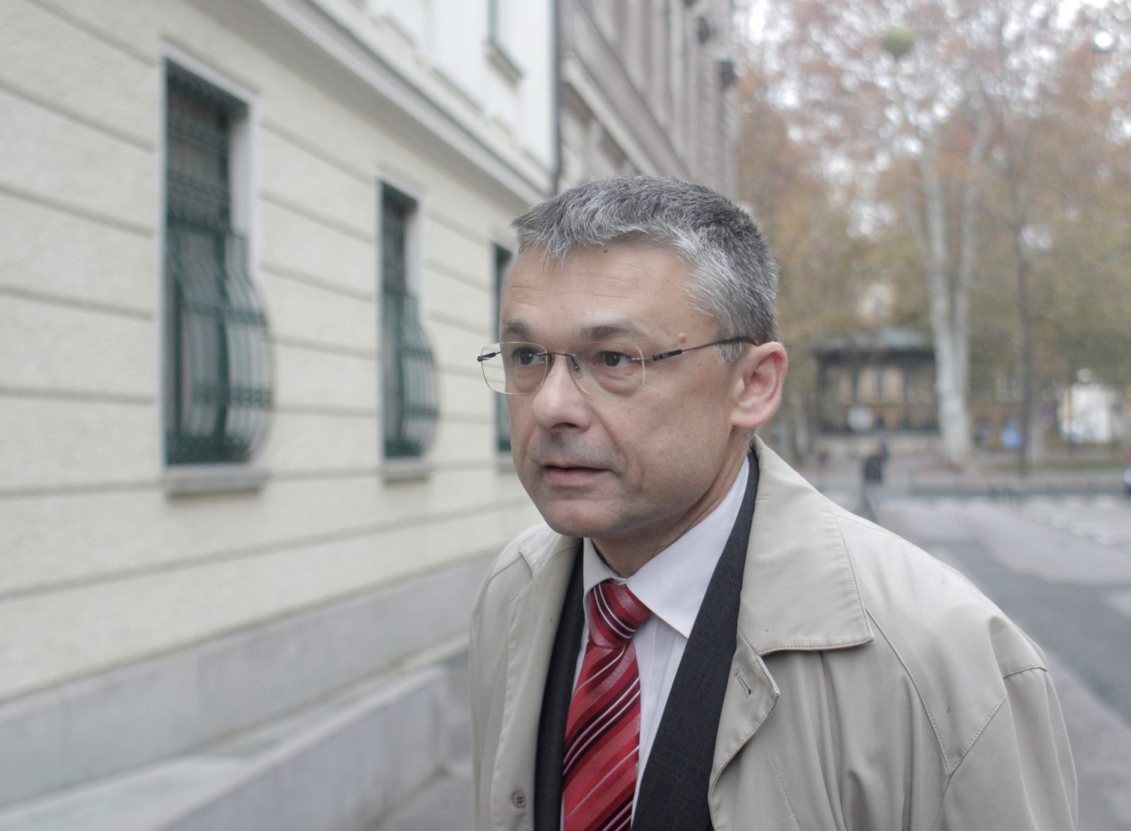 Zagreb,16.11.2022.- Diplomat Damir Sabljak (na slici) na temelju pravomoćnog rješenja Visokog upravnog suda vratio se na posao u Ministarstvo vanjskih i europskih poslova nakon četiri godine. Povodom Sabljakova povratka na posao zastupnik Nikola Grmoja dao je izjave medijima ispred Ministarstva vanjskih i europskih poslova.foto HINA/ Tomislav Pavlek/ tp