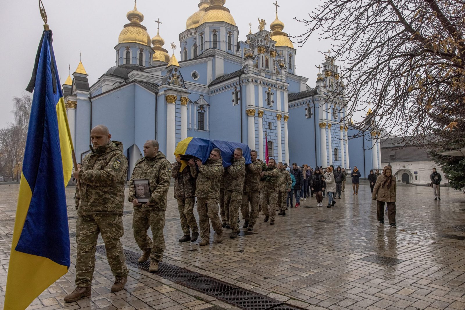 epa10308322 Ukrainian soldiers carry the coffin with the remains of fallen Ukrainian serviceman Yevhenii Kolesnichenko, during a funeral ceremony at St. Michael's Golden-Domed Monastery in Kyiv, Ukraine, 16 November 2022. Yevhenii was killed fighting Russian troops in Donetsk region. On 24 February Russian troops invaded Ukrainian territory starting a conflict that has provoked destruction and a humanitarian crisis.  EPA/ROMAN PILIPEY