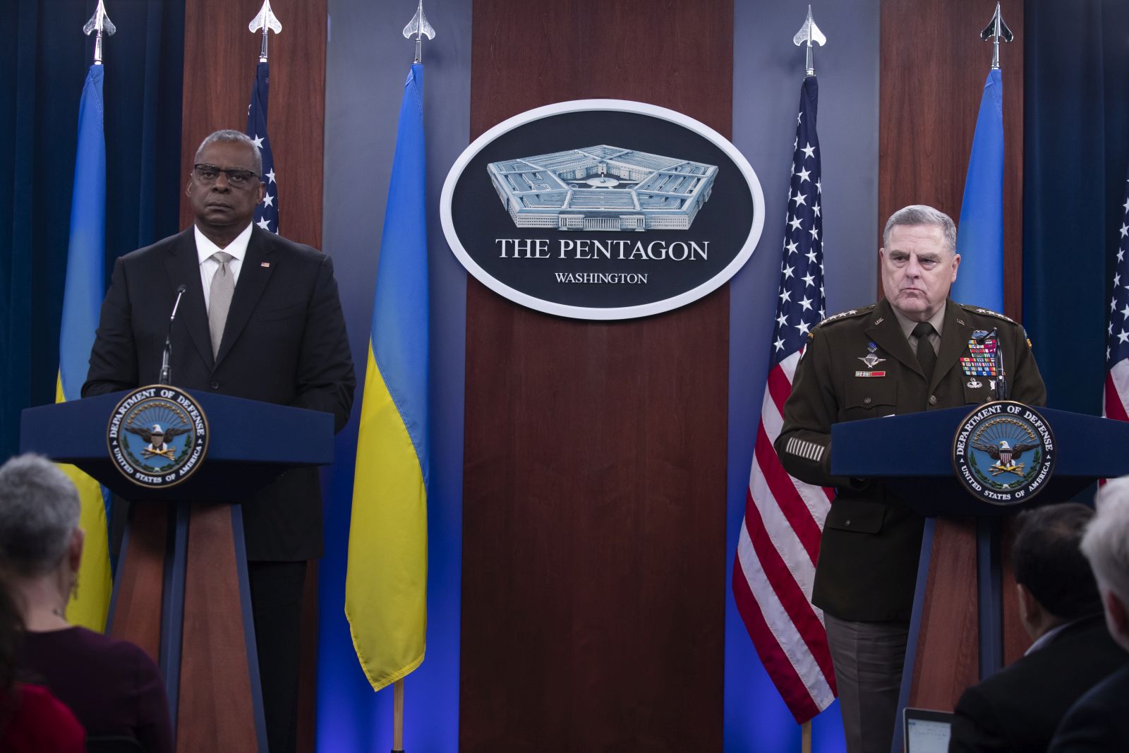 epa10308912 US Secretary of Defense Lloyd Austin (L) and US Chairman of the Joint Chiefs of Staff Mark Milley (R) participate in a news conference at the Pentagon in Arlington, Virginia, USA, 16 November 2022. Secretary of Defense Austin and Chairman of the Joint Chiefs of Staff Mark Milley faced questions regarding the situation of Russia's invasion of Ukraine and a rocket explosion in Poland.  EPA/MICHAEL REYNOLDS