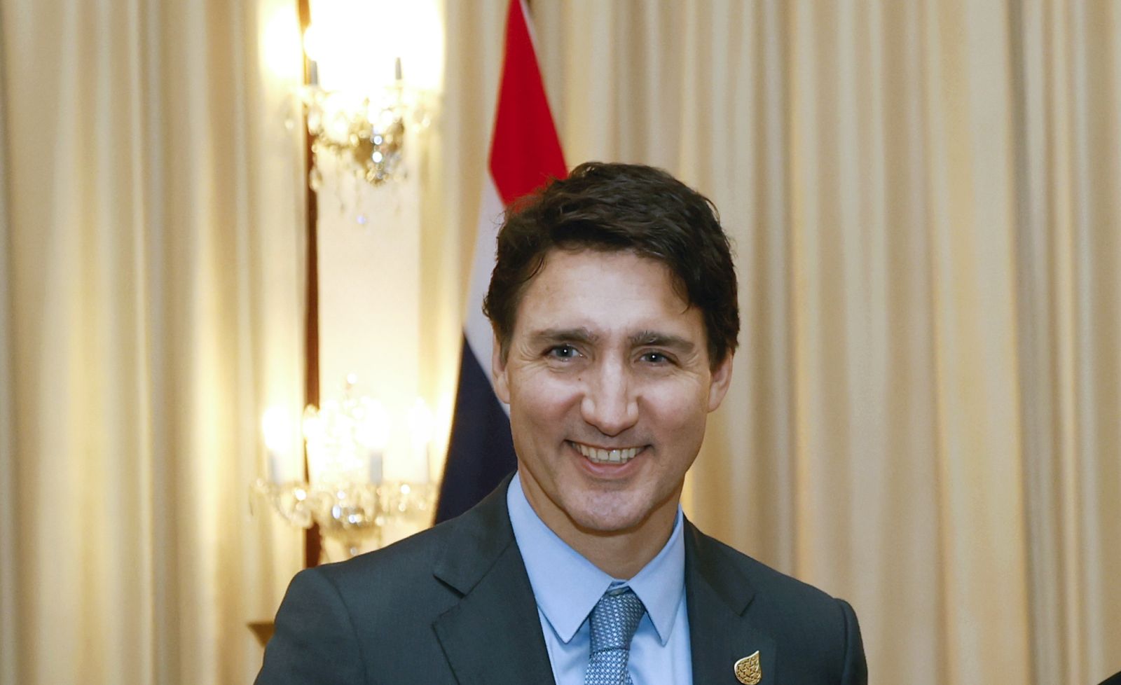 epa10310133 Canada's Prime Minister Justin Trudeau (L) and Thai Prime Minister Prayut Chan-o-cha (R) shake hands during a meeting at the Government House in Bangkok, Thailand, 17 November 2022. Trudeau arrived in Bangkok to attend the Asia-Pacific Economic Cooperation (APEC) Summit 2022 which will be held from 18 to 19 November.  EPA/RUNGROJ YONGRIT / POOL