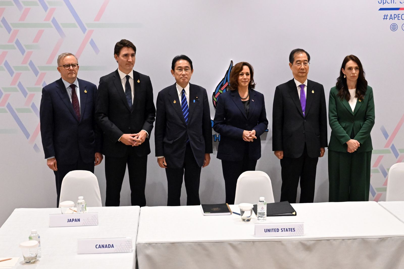 epa10312077 Australia's Prime Minister Anthony Albanese, Canada's Prime Minister Justin Trudeau, Japan's Prime Minister Kishida Fumio, United States Vice President Kamala Harris, South Korea's Prime Minister Han Duck-soo and New Zealand's Prime Minister Jacinda Ardern make a statement on North Korea's missile launch during the 2022 APEC meeting in Bangkok, Thailand, 18 November 2022.  EPA/MICK TSIKAS AUSTRALIA AND NEW ZEALAND OUT