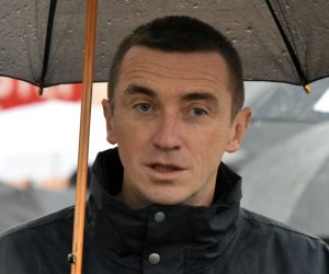 Vukovar, 18.11.2022.- Krinim putem - Kolonom sjeæanja od vukovarske Nacionalne memorijalne bolnice Dr. Juraj Njavro do Memorijalnog groblja rtava iz Domovinskog rata, graðani Vukovara i brojni domoljubi pristigli iz cijele Hrvatske i BiH, odaju u petak poèast rtvi Vukovara u Domovinskom ratu. Na slici Ivan Penava.  
foto HINA/ ua