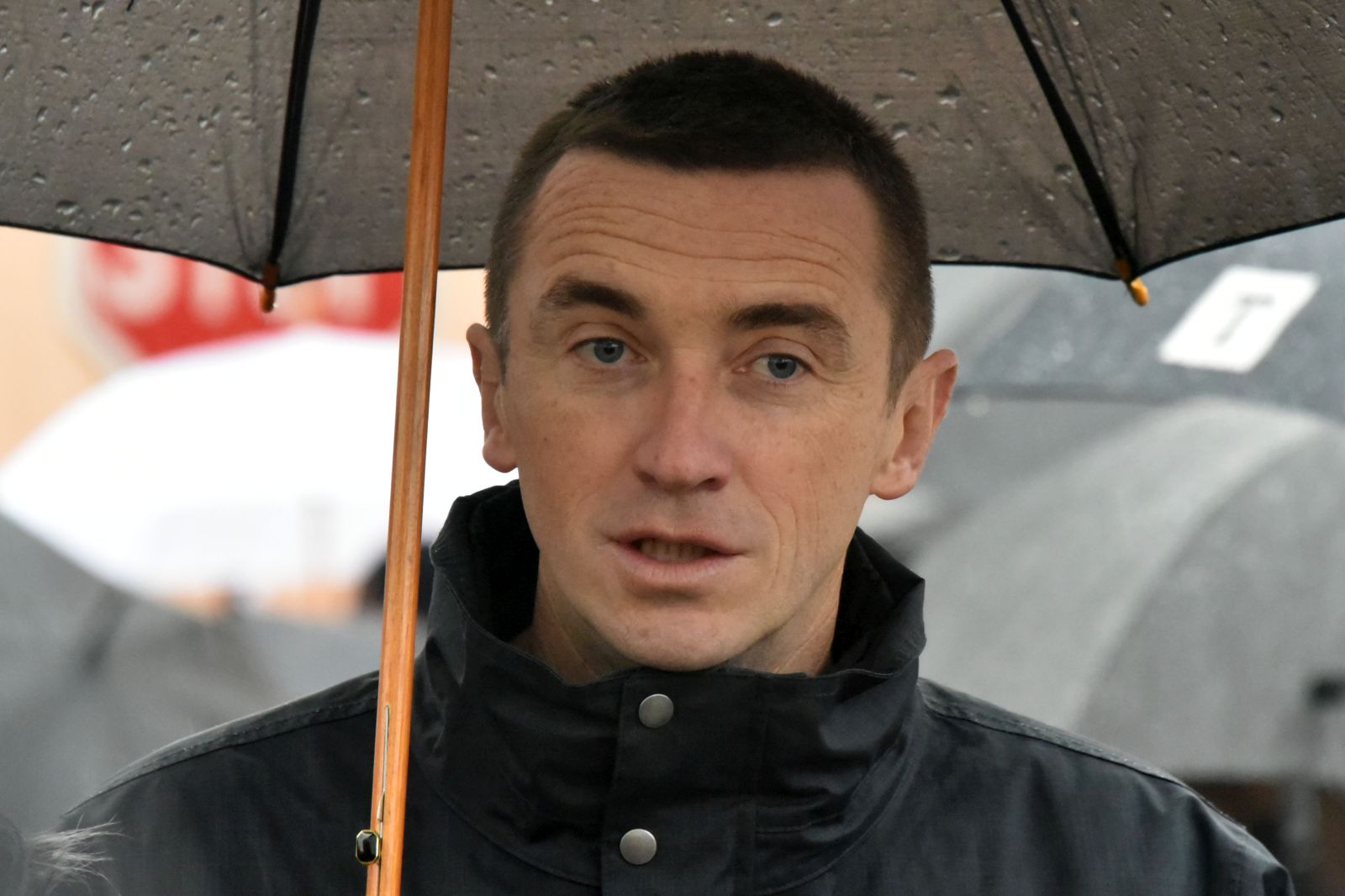 Vukovar, 18.11.2022.- Krinim putem - Kolonom sjeæanja od vukovarske Nacionalne memorijalne bolnice Dr. Juraj Njavro do Memorijalnog groblja rtava iz Domovinskog rata, graðani Vukovara i brojni domoljubi pristigli iz cijele Hrvatske i BiH, odaju u petak poèast rtvi Vukovara u Domovinskom ratu. Na slici Ivan Penava.  
foto HINA/ ua