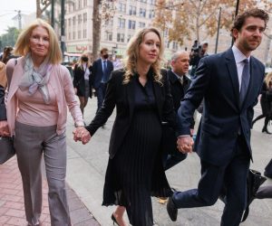 epa10313030 Elizabeth Holmes (C), the founder of the failed blood testing start-up company Theranos, arrives at the Robert F. Peckham Federal Building and US Courthouse for her sentencing hearing in San Jose, California, USA, 18 November 2022. Holmes, 38, was convicted in January of defrauding company investors out of more than $144 million.  EPA/Peter DaSilva