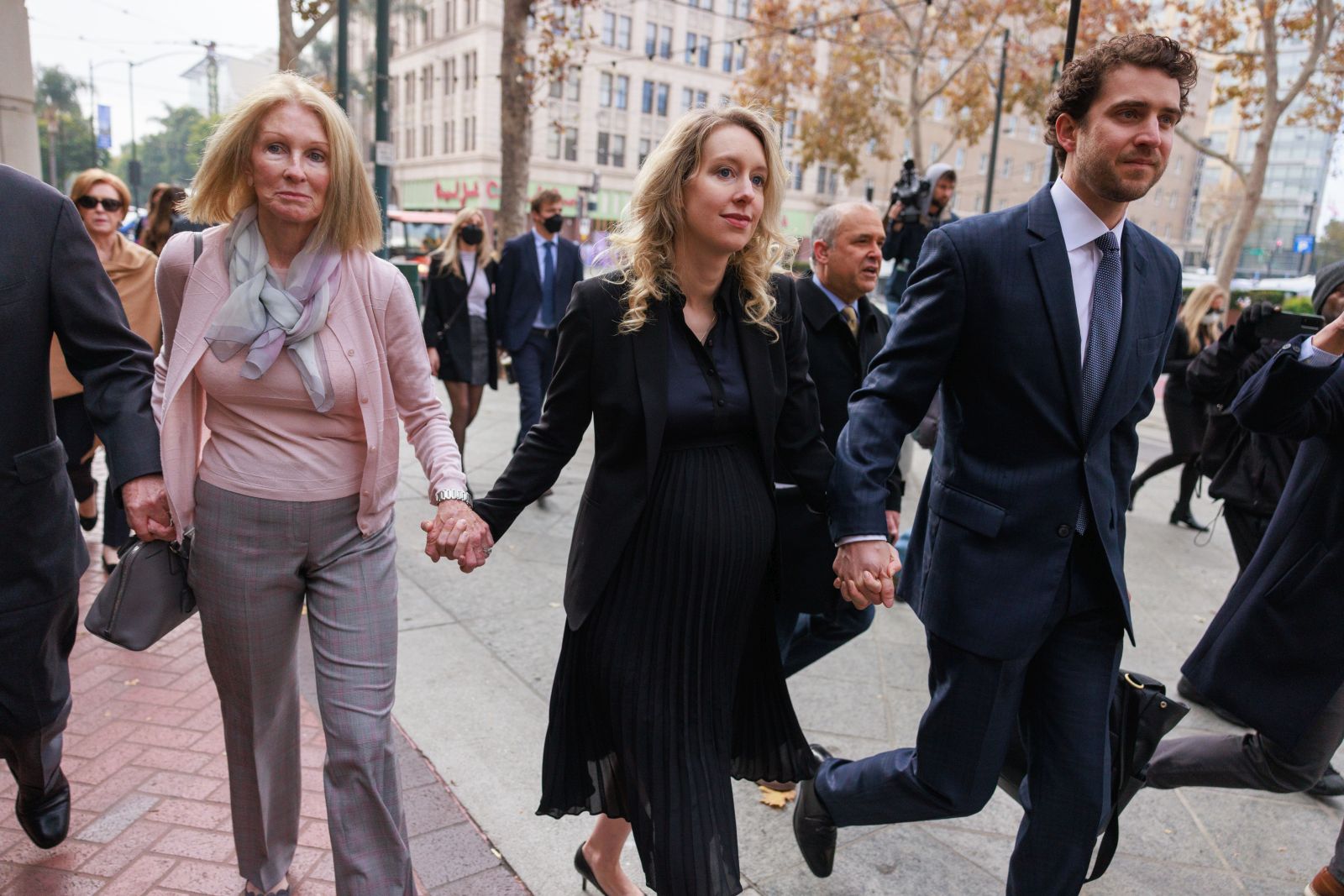 epa10313030 Elizabeth Holmes (C), the founder of the failed blood testing start-up company Theranos, arrives at the Robert F. Peckham Federal Building and US Courthouse for her sentencing hearing in San Jose, California, USA, 18 November 2022. Holmes, 38, was convicted in January of defrauding company investors out of more than $144 million.  EPA/Peter DaSilva