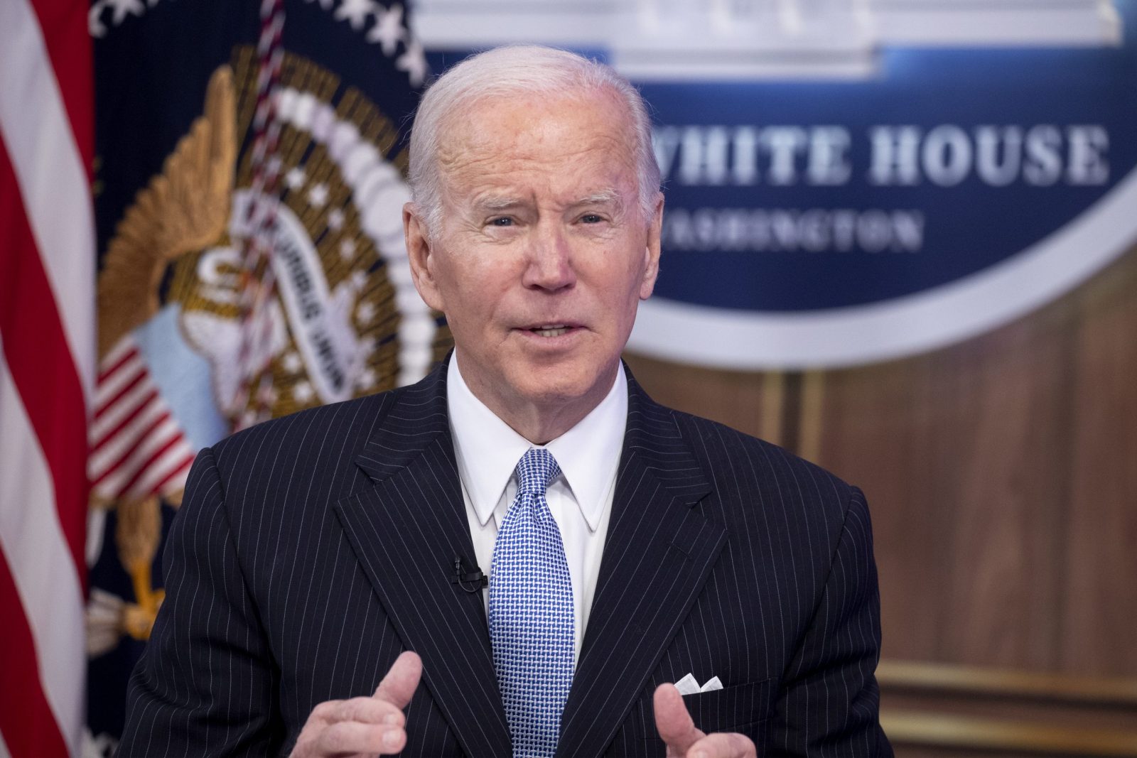epa10313204 US President Joe Biden attends an event to deliver remarks and meet with business and labor leaders in the Eisenhower Executive Office Building, on the White House complex in Washington, DC, USA, 18 November 2022.  EPA/MICHAEL REYNOLDS