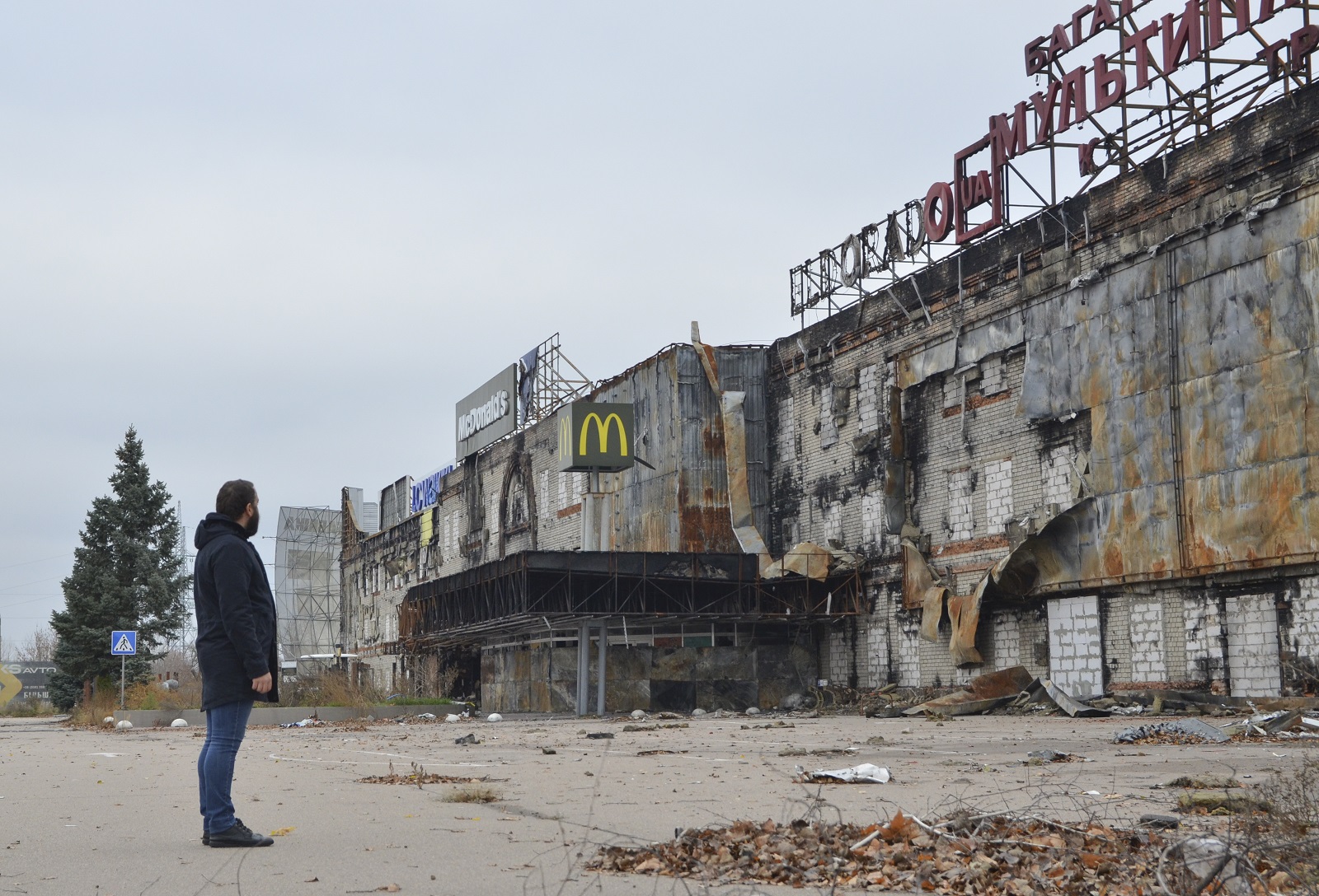 epa10313320 A man watches a burned after shelling shopping mall in the city of Kherson, Ukraine, 18 November 2022. Ukrainian troops entered Kherson on 11 November after Russian troops had withdrawn from the city. Kherson was captured in the early stage of the conflict, shortly after Russian troops had entered Ukraine in February 2022.  EPA/IVAN ANTYPENKO