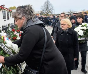 Vukovar, 19.11.2022.- Komemorativnim programom "rtva Borovo naselja za domovinu", polaganjem vijenaca i paljenjem svijeæa kod ostataka Borovo commerca u èijem se podrumu 1991. nalazila Ratna bolnica i sklonite, u subotu  je obiljeena 31. obljetnica stradanja vukovarske èetvrti Borovo naselje. 
foto HINA/ ua