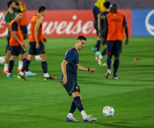 epa10314726 Portugal national soccer team player Cristiano Ronaldo (C) in action during the team's training session in Al Shahhniya, Qatar, 19 November 2022. The FIFA World Cup 2022 takes place in Qatar from 20 November untill 18 December 2022.  EPA/JOSE SENA GOULAO